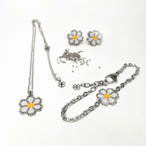 coordinato LE MARGHERITE di perline argentate e bianche