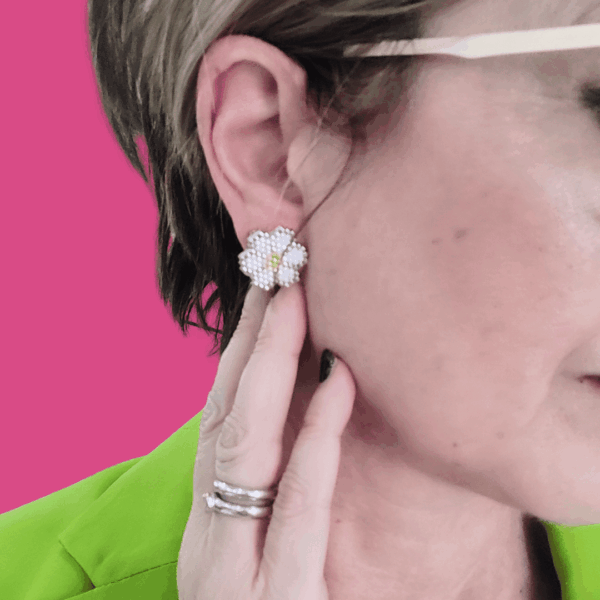 ORECCHINI LE MARGHERITE di perline argentate