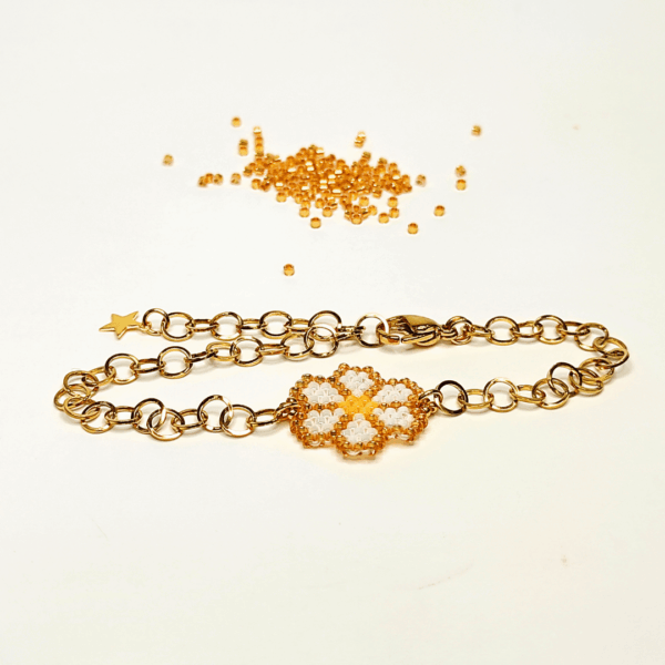 Bracciale margherita con catena in acciaio dorato e charm in argento 925 dorato