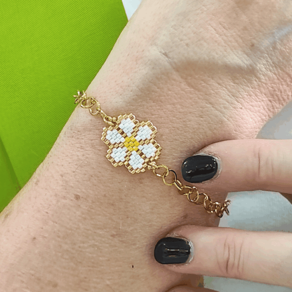 Bracciale margherita con catena in acciaio dorato e charm in argento 925 dorato