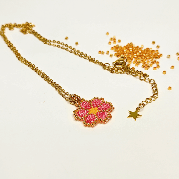 Collana margherita rosa con catena in acciaio dorato e charm in argento 925 dorato