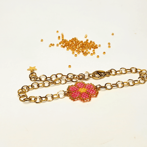 Bracciale margherita con catena in acciaio dorato e charm in argento 925 dorato