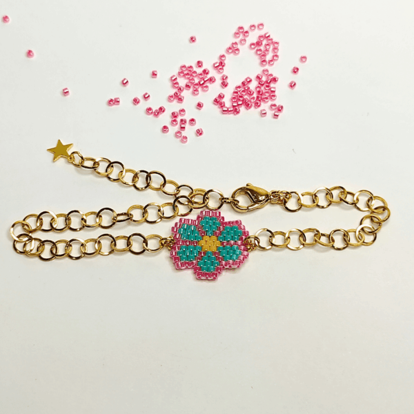 Bracciale margherita con catena in acciaio dorato e charm in argento 925 dorato