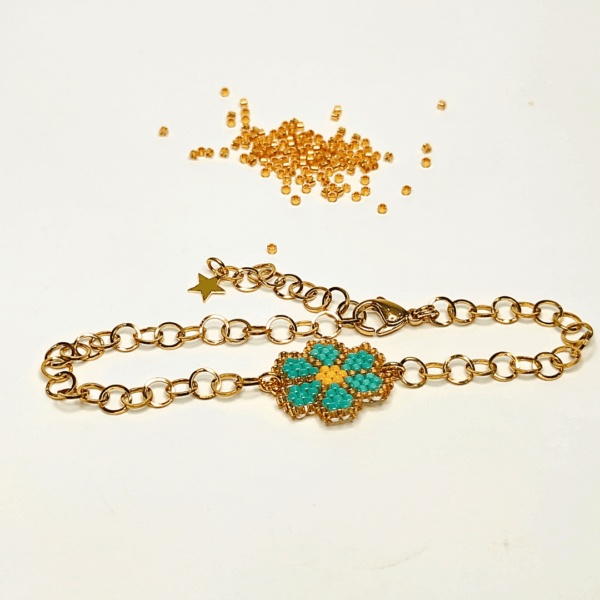 Bracciale margherita con catena in acciaio dorato e charm in argento 925 dorato