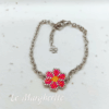 Bracciali margherite di perline fatte a mano con catena in acciaio dorato su sfondo bianco
