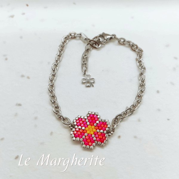 Bracciali margherite di perline fatte a mano con catena in acciaio dorato su sfondo bianco