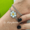 Bracciale margherita bianca di perline fatte a mano con catena in acciaio indossato