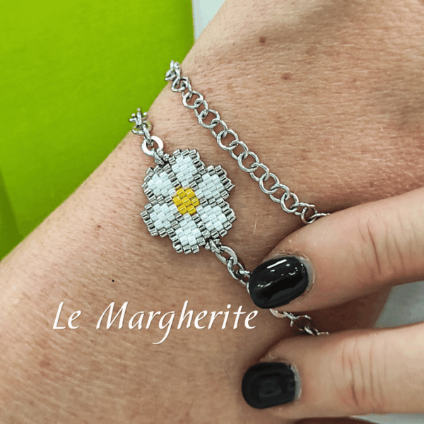 Bracciale margherita bianca di perline fatte a mano con catena in acciaio indossato