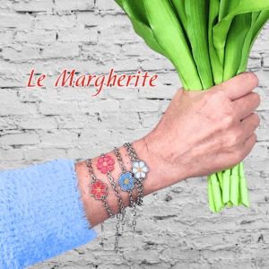 Bracciali margherite di perline fatte a mano con catena in acciaio indossati