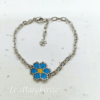 Bracciali margherite di perline fatte a mano con catena in acciaio dorato su sfondo bianco