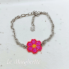 Bracciali margherite di perline fatte a mano con catena in acciaio dorato su sfondo bianco