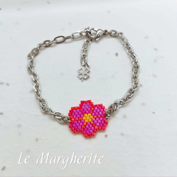 Bracciali margherite di perline fatte a mano con catena in acciaio dorato su sfondo bianco
