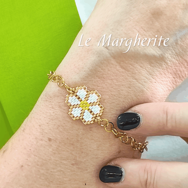 Bracciale margherita bianca di perline fatte a mano con catena in acciaio indossato