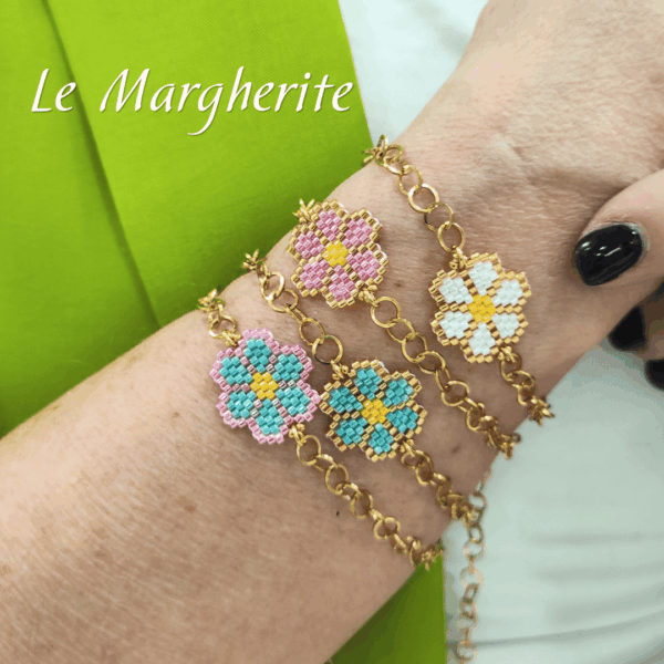 Bracciali margherite di perline fatte a mano con catena in acciaio indossati