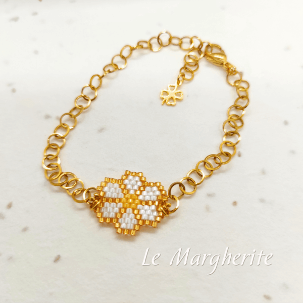 Bracciali margherite di perline fatte a mano con catena in acciaio dorato su sfondo bianco