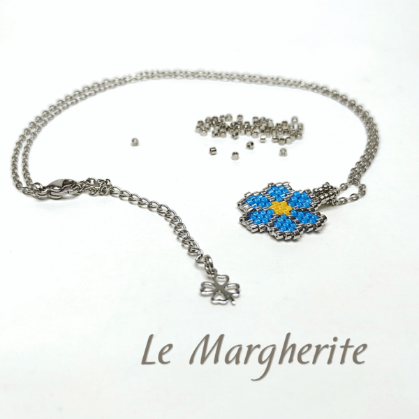 Collana ciondolo margherita blu di perline fatte a mano con catena in acciaio, su sfondo bianco