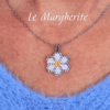 Collana ciondolo margherita bianca di perline fatte a mano con catena in acciaio indossato