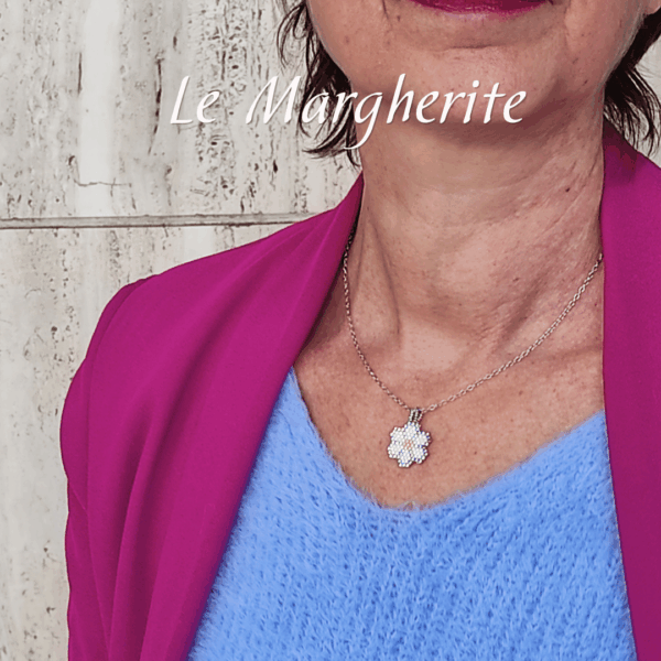 Collana ciondolo margherita bianca di perline fatte a mano con catena in acciaio indossato