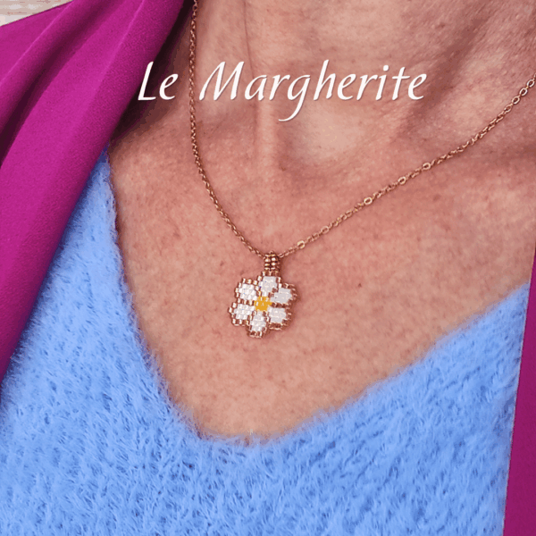 Collana ciondolo margherita bianca di perline fatte a mano con catena in acciaio dorato indossato