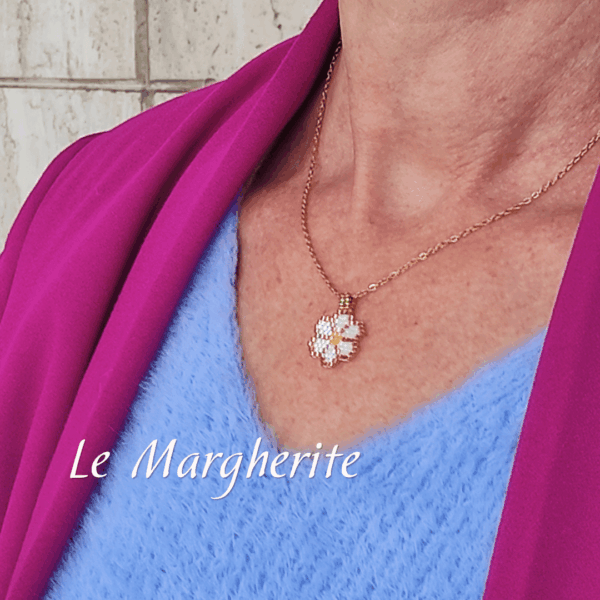 Collana ciondolo margherita bianca di perline fatte a mano con catena in acciaio dorato indossato