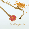 Collana ciondolo margherita rosa di perline fatte a mano con catena in acciaio dorato, su sfondo bianco