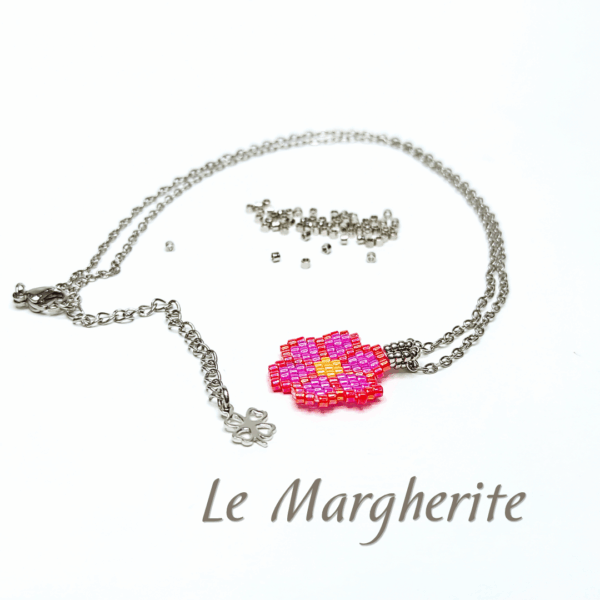 Collana ciondolo margherita rosa e rossa di perline fatte a mano con catena in acciaio, su sfondo bianco