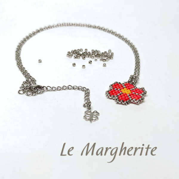 Collana ciondolo margherita rossa di perline fatte a mano con catena in acciaio, su sfondo bianco