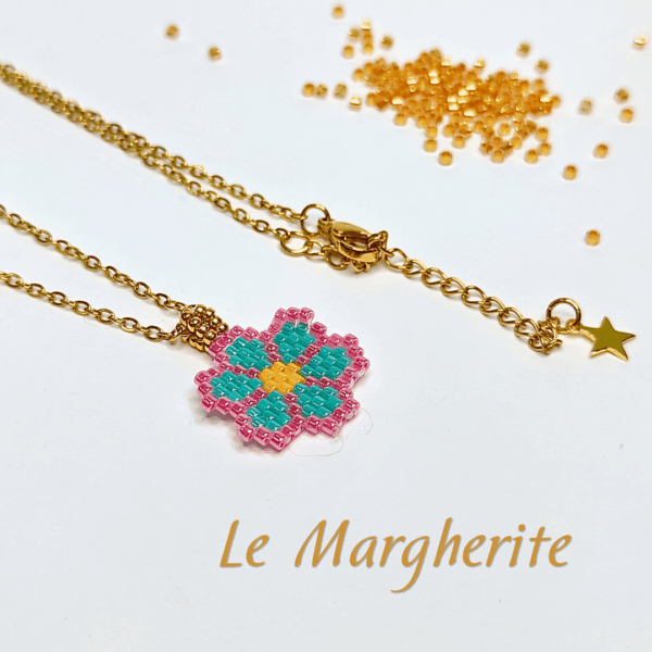 Collana ciondolo margherita turchese e rosa di perline fatte a mano con catena in acciaio dorato, su sfondo bianco