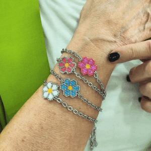 Bracciali margherita con catena in acciaio e charm in argento 925