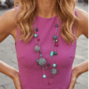 Collana lunga multifilo con sfere di perline e cristalli, pietre dure, alta bigiotteria indossata da donna con maglia color malva