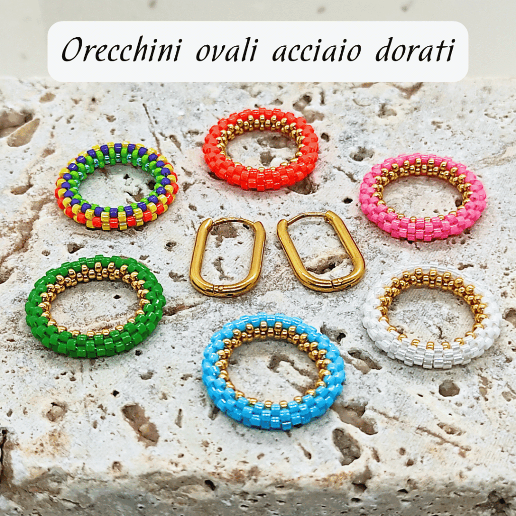 Orecchini a cerchio ovale in acciaio dorato e pendente a cerchio fatti a mano di perline in vetro. Sfondo in pietra.