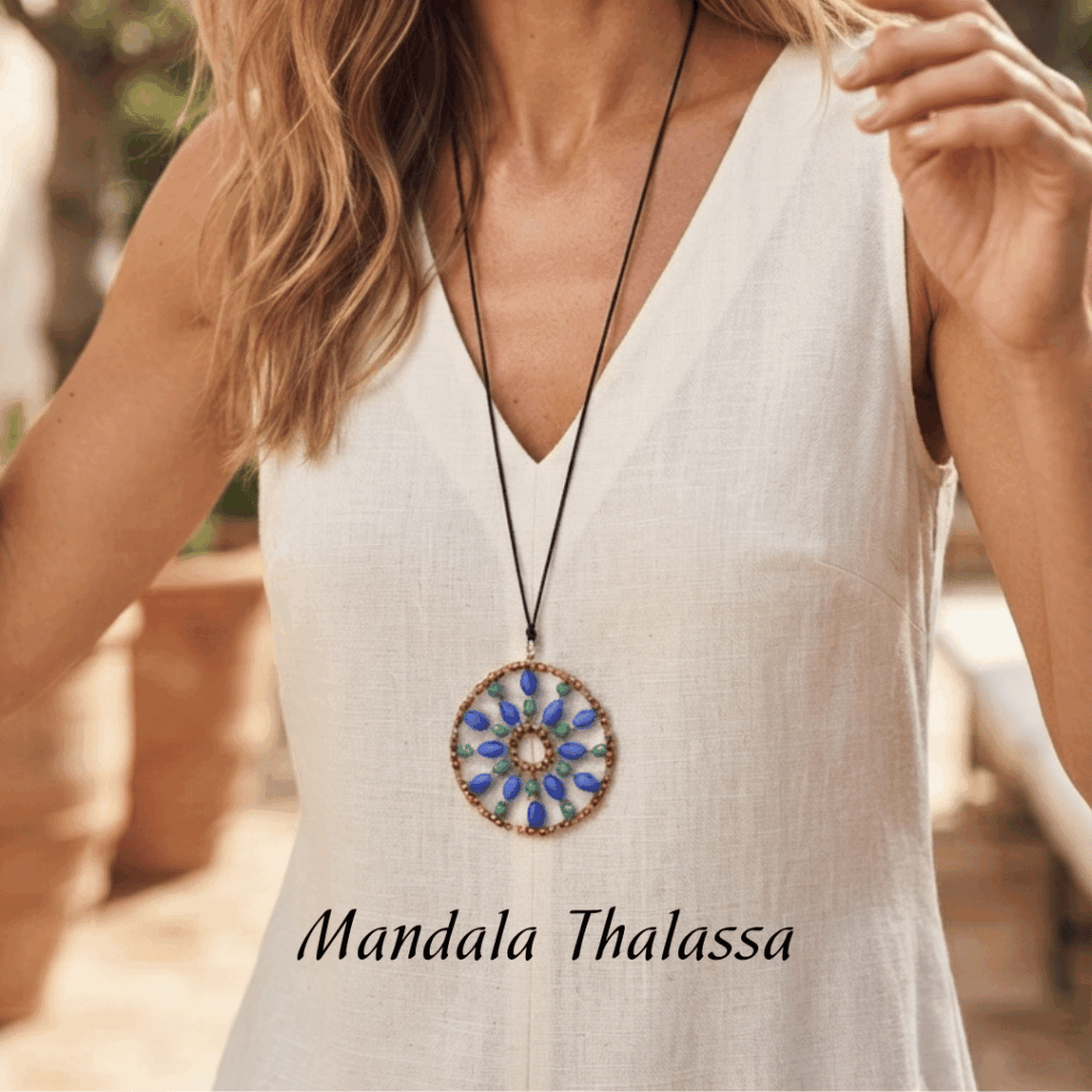 Pendente artigianale Mandala Thalassa Vanitage Gioielli con cristalli blu cobalto a goccia, cristalli verde smeraldo e contorno di cristalli di Boemia bronzo, indossato
