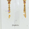 Dettaglio orecchini pendenti a forma di mongolfiera modello Margherita di Vanitage Gioielli, fatti a mano con perline di vetro oro, bronzo e bianche, completati da cristalli luminosi.
