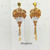 Orecchini pendenti a forma di mongolfiera modello Margherita di Vanitage Gioielli, fatti a mano con perline di vetro oro, bronzo e bianche, completati da cristalli luminosi.