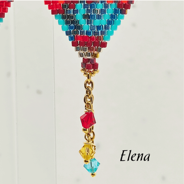Dettaglio orecchini pendenti a forma di mongolfiera modello Elena di Vanitage Gioielli, fatti a mano con perline di vetro colorate, completati da cristalli pendenti colorati.