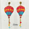 Orecchini pendenti a forma di mongolfiera modello Elena di Vanitage Gioielli, fatti a mano con perline di vetro colorate, completati da cristalli pendenti colorati.