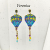 Orecchini pendenti a forma di mongolfiera modello Veronica di Vanitage Gioielli, fatti a mano con perline di vetro blu, viola, verdi e gialle, completati da cristalli colorati.