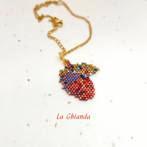 Collana con ciondolo a forma di ghianda dai riflessi metallici rossi, blu e rame, realizzata a mano con micro perline di vetro e abbinata a una catenina dorata.