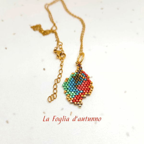Collana fatta a mano con ciondolo a forma di foglia autunnale colorata, realizzata con micro perline di vetro sfumate verde, azzurro e rosso, con catenina dorata.