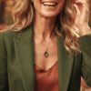 Collana fatta a mano con ciondolo a forma di foglia autunnale colorata, realizzata con micro perline di vetro sfumate verde, azzurro e rosso, con catenina dorata. Indossata