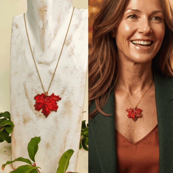 Collana fatta a mano con ciondolo a forma di foglia d'acero rossa e bordeaux, creata con un mosaico di perline di vetro e abbinata a una catenina dorata.