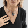 Collana Vanitage con pendente teschio messicano in perline colorate e frange pendenti di catenelle argentate, indossata su cordino rigido argento.