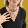 Collana Vanitage con pendente teschio messicano in perline colorate e frange pendenti di catenelle argentate, indossata su cordino rigido nero.